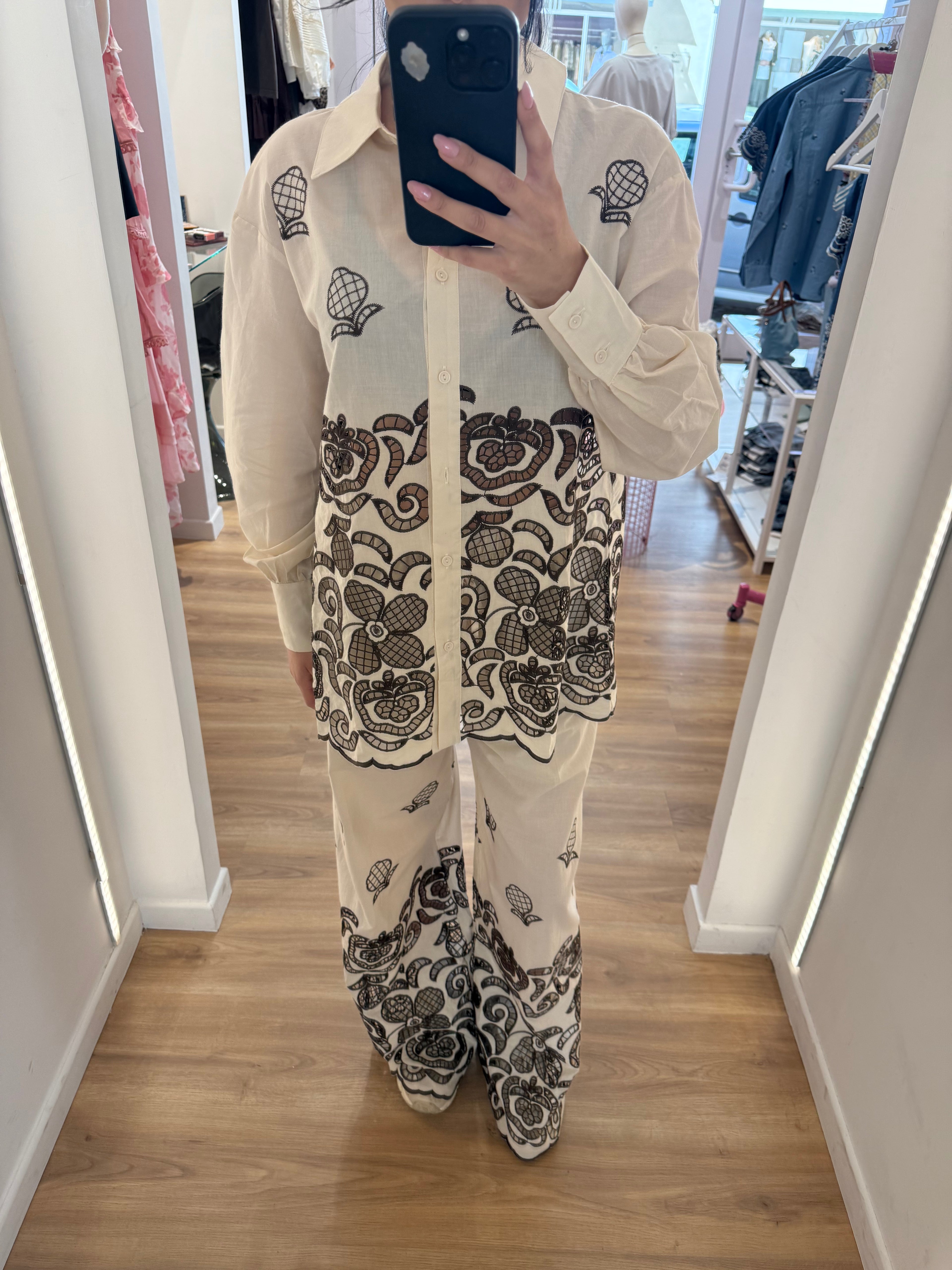 Pantalone sabbia ricami